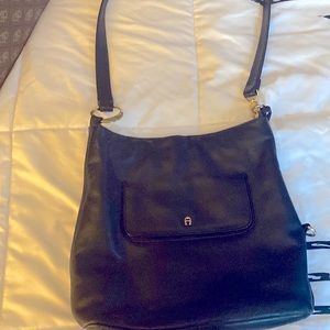 Black leather medium size bag with full zipper.